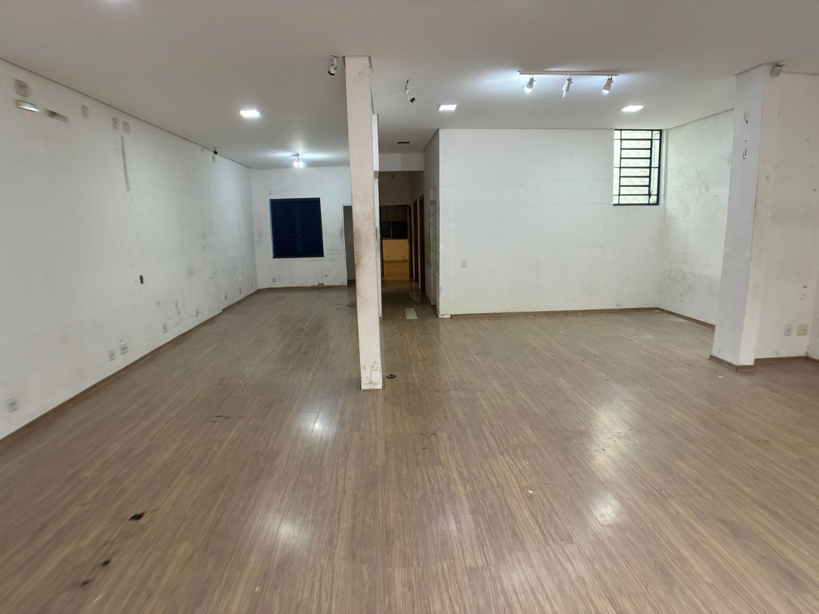 Lindo salão comercial para venda ou locaçao na Av. Orosimbo Maia