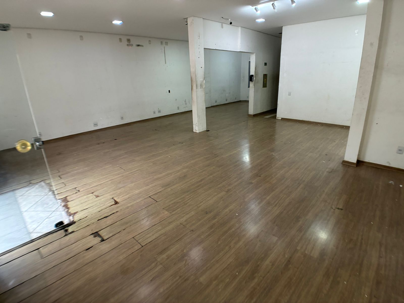 Lindo salão comercial para venda ou locaçao na Av. Orosimbo Maia